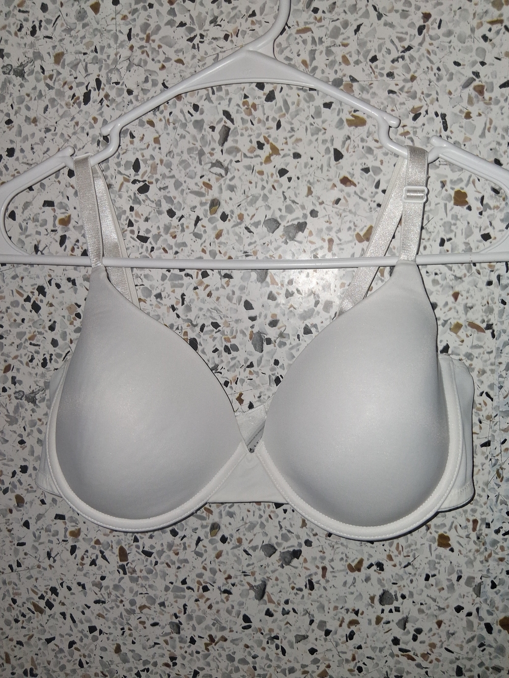Women's Ellen Tracy White Tshirt Bra Size 38B Padded With Wires
